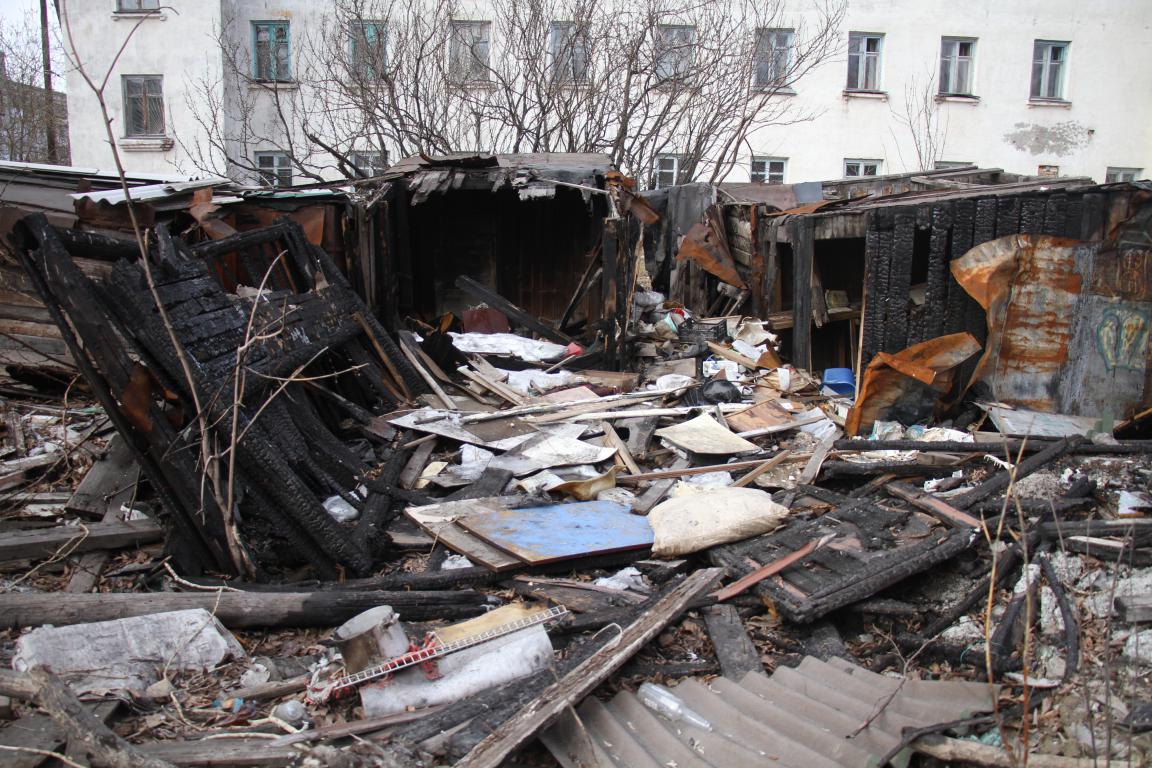 Кто должен убирать мусор из большого двора на Сортировке? Мэрия Серова – о ситуации